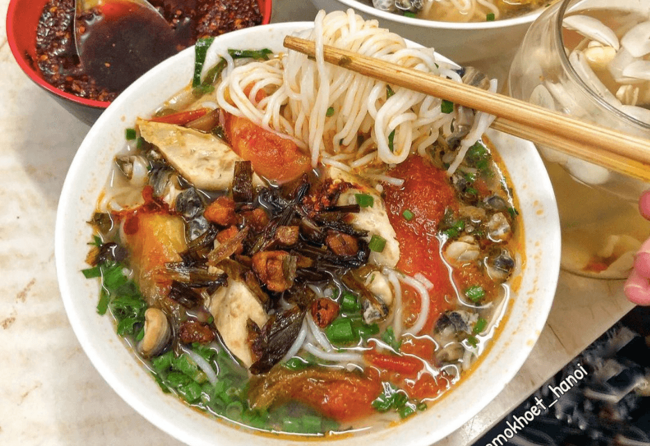 Bún ốc tóp mỡ và bún ốc trứng vịt lộn, 2 món bún ốc ngon của phố Bạch Mai