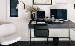 Góc làm việc đẹp mê ly nhờ nội thất và phụ kiện "đáng đồng tiền bát gạo"