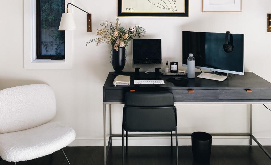 Góc làm việc đẹp mê ly nhờ nội thất và phụ kiện "đáng đồng tiền bát gạo"