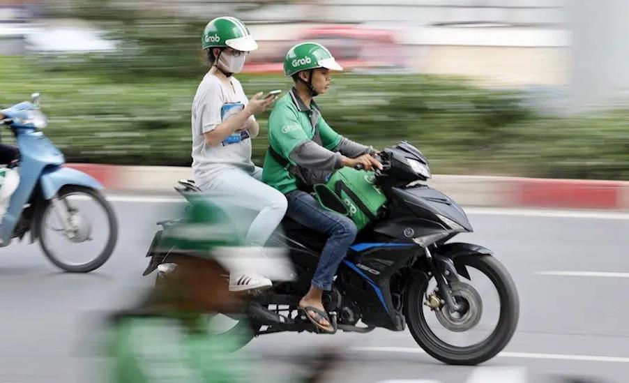Muộn học và không có tiền lẻ, cô gái trẻ được tài xế công nghệ miễn tiền xe