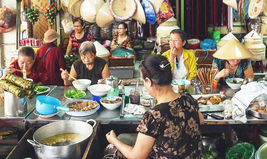 Chợ Bà Hoa, thiên đường món Quảng ngon mà rẻ ở Sài Gòn