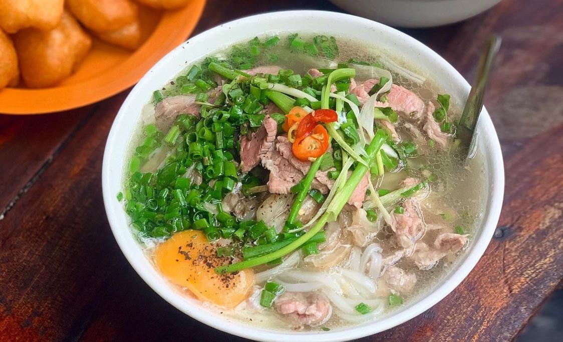 Phở Bát Đàn, quán phở hơn 100 năm tuổi, muốn ăn phải xếp hàng dài ở Hà Nội