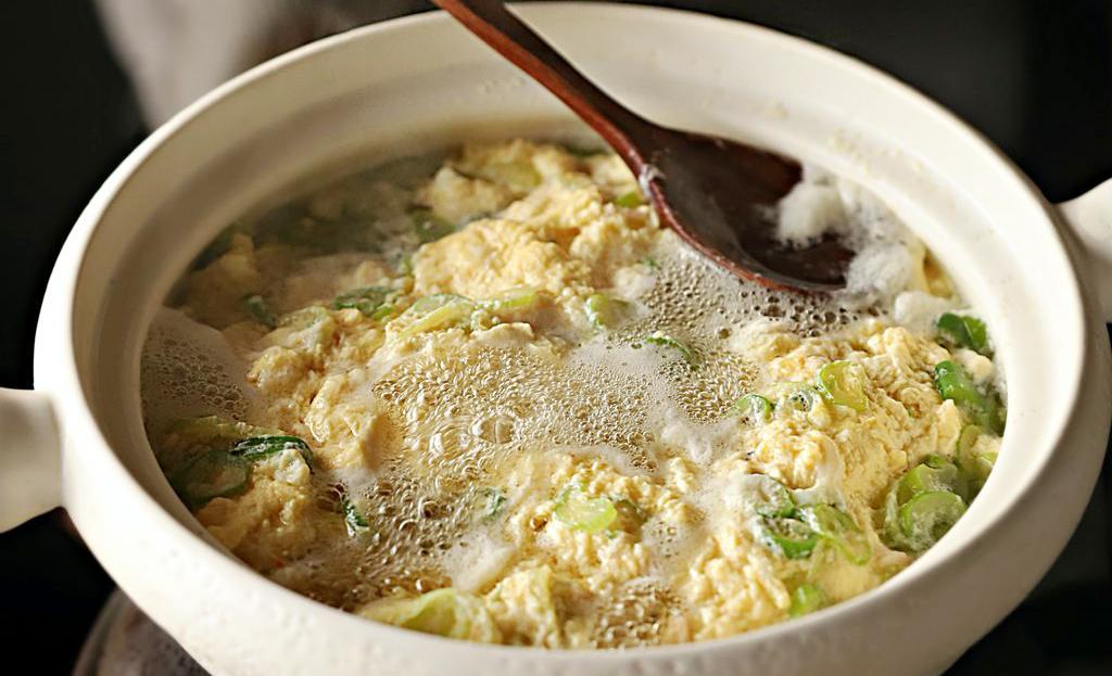 Cách nấu súp trứng vừa ngon vừa nhẹ bụng cho những ngày bận rộn