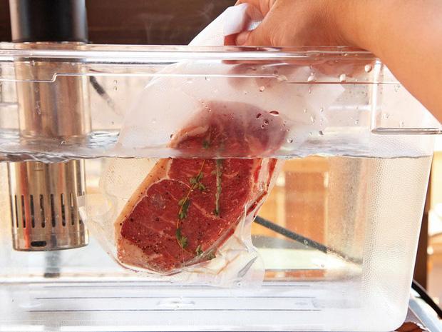 2 cách rã đông thịt gây ảnh hưởng đến sức khỏe nhiều người mắc phải