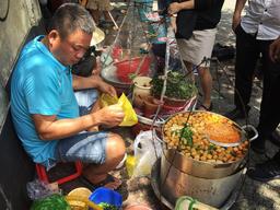 Có những món gì ngon mà hẻm 76 Hai Bà Trưng, quận 1 luôn tấp nập khách?