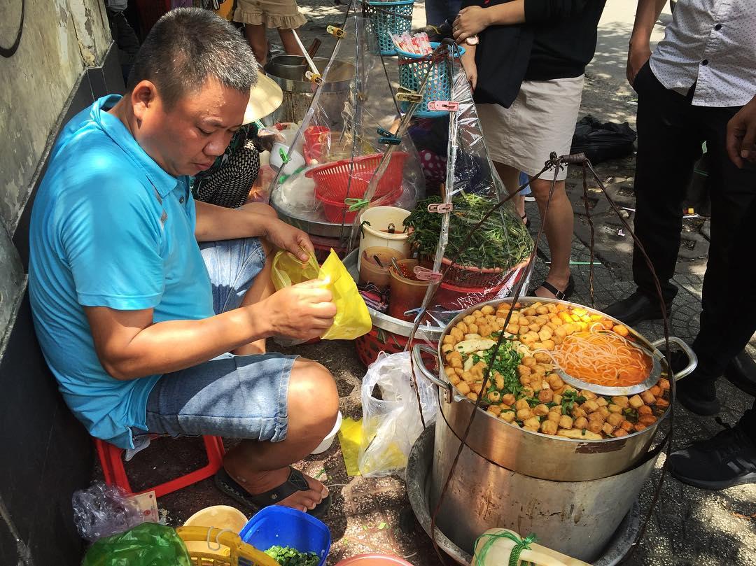Có những món gì ngon mà hẻm 76 Hai Bà Trưng, quận 1 luôn tấp nập khách?