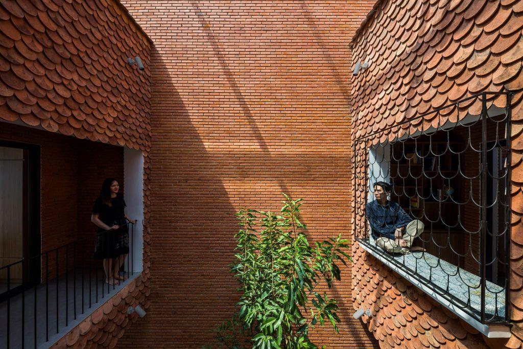 Ngôi nhà được lên báo Tây khi tận dụng ngói nhà cũ ốp mặt tiền ở Tây Ninh