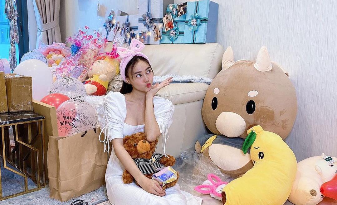 Căn hộ ngập tràn đồ hiệu sang chảnh và gấu bông của Ninh Dương Lan Ngọc