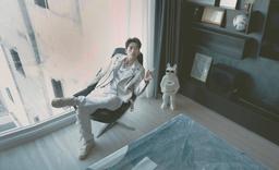 Căn hộ đen trắng tối giản nhưng hiện đại của nam chính "Bố Già" Tuấn Trần