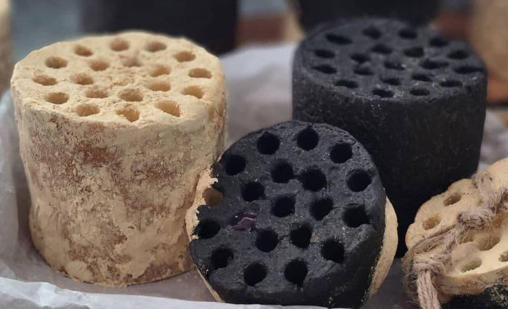 Bánh mì than tổ ong, "xấu lạ" về hình thức nhưng hấp dẫn về hương vị