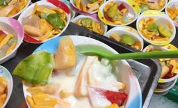 Quán hoa quả dầm 23 năm tuổi, ngày bán cả ngàn phần trên phố Tô Tịch