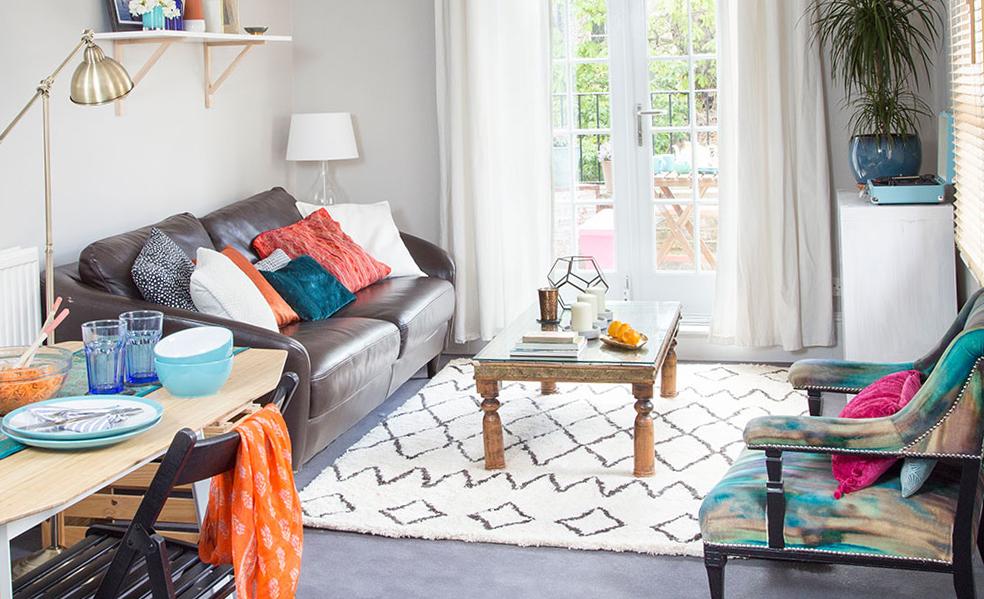 Chỉ đổi mới vài chi tiết, phòng khách nhàm chán trở nên thanh lịch bất ngờ