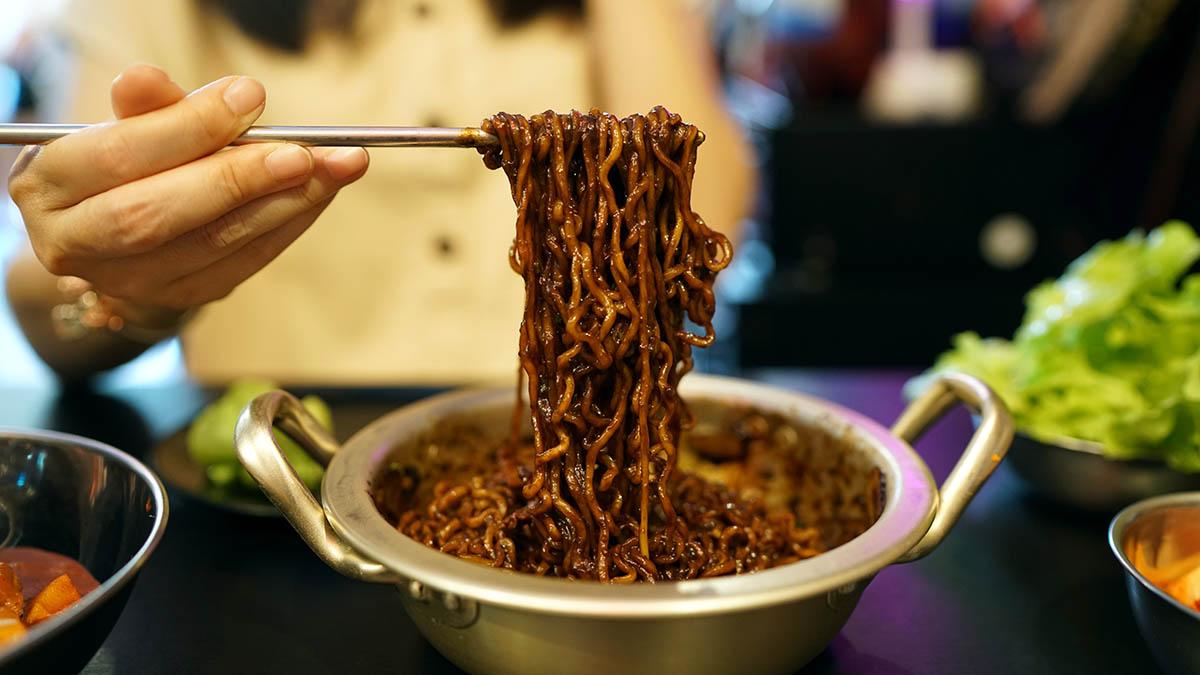 Cách làm mì tương đen Jajangmyeon ở nhà ngon như ở tiệm