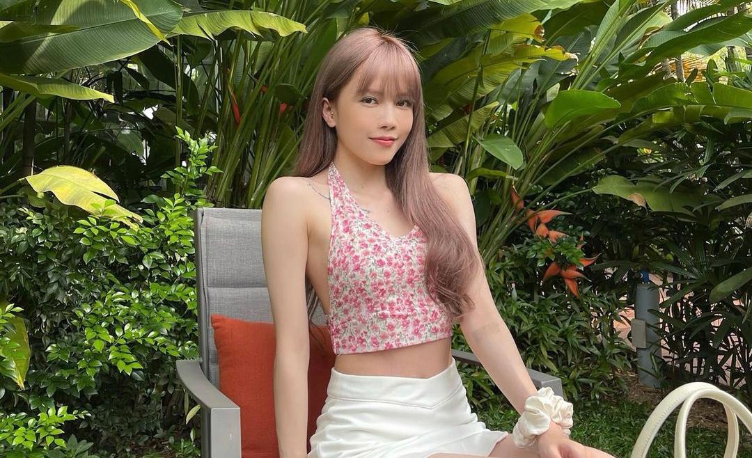 Thiều Bảo Trâm khoe vai trần gợi cảm, người chụp vừa nổi tiếng vừa có tâm