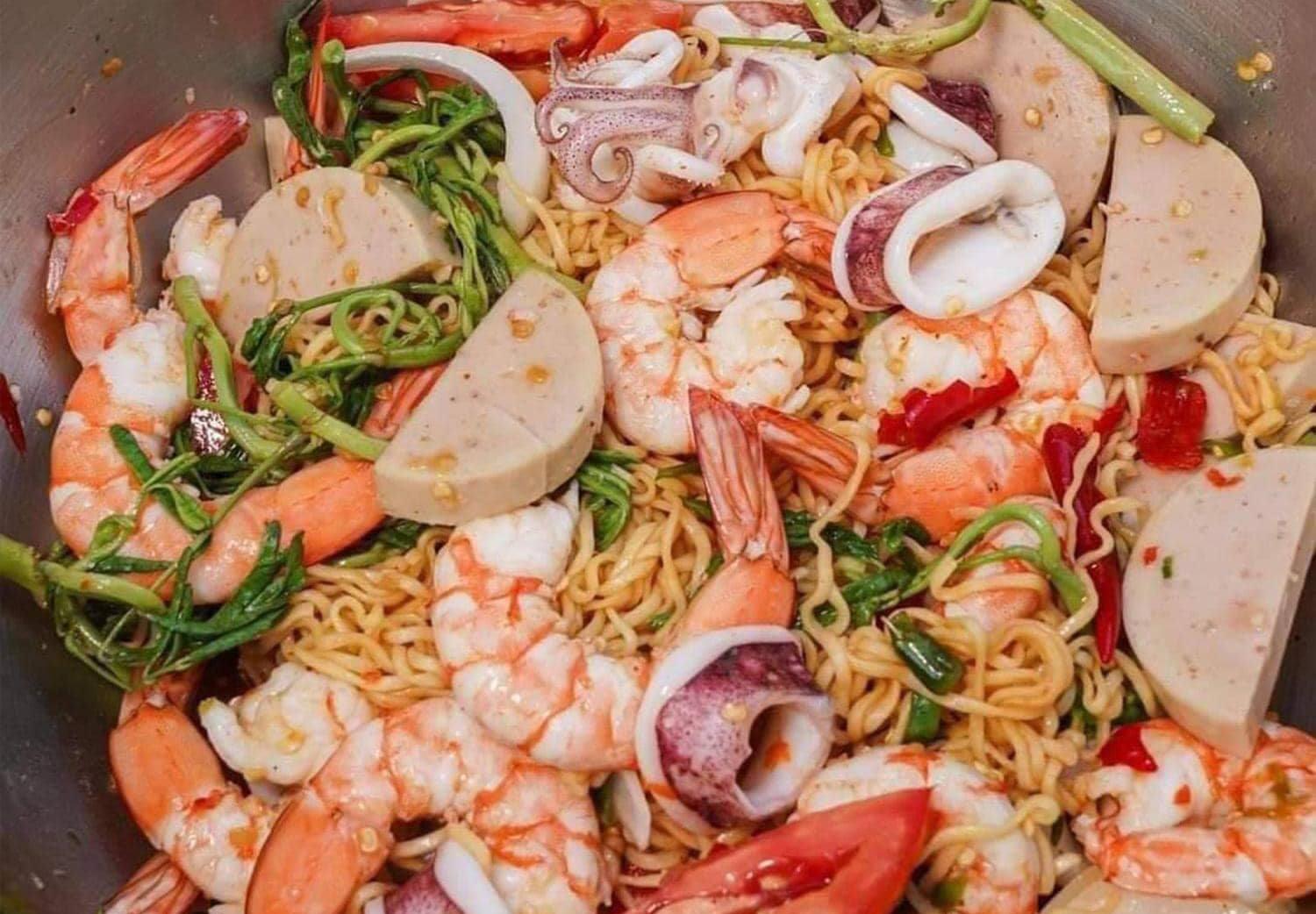 Cách làm gỏi salad mì ăn liền chua cay kiểu Thái ngon để ăn đêm xem bóng đá