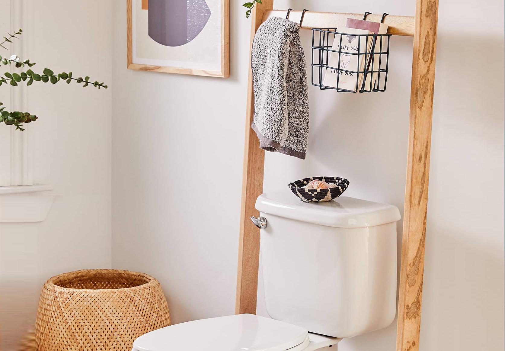 Những thiết kế lưu trữ độc đáo cho người thích đọc sách trong phòng vệ sinh