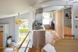 Ngôi nhà diện tích vỏn vẹn 40m² có đủ thứ nhờ thiết kế lệch tầng thông minh