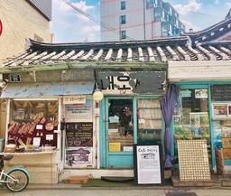 Dae Oh Bookstore Cafe, tiệm cà phê xưa như bước ra từ Reply 1988 ở Seoul