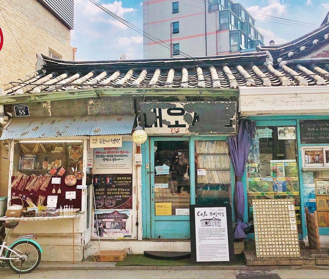 Dae Oh Bookstore Cafe, tiệm cà phê xưa như bước ra từ Reply 1988 ở Seoul