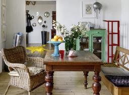 Căn hộ 78m² đẹp lạ của cặp đôi vợ là họa sĩ, chồng là nhà điêu khắc tài hoa