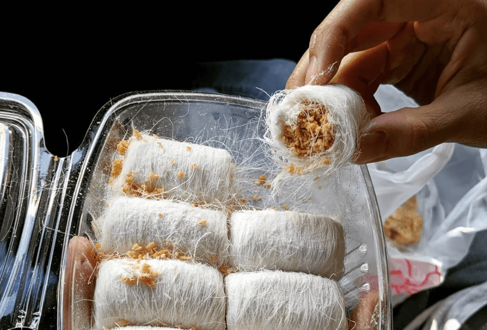 Kẹo râu rồng, món ăn đường phố cho team hảo ngọt của ẩm thực Trung Quốc