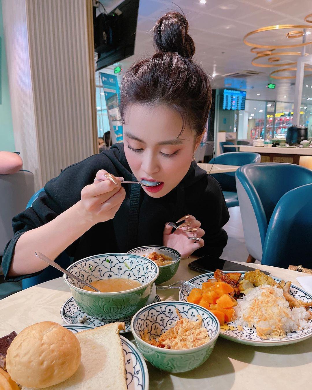 Không hẹn mà Hoàng Thuỳ Linh, Châu Bùi, Tóc Tiên đều có bí đỏ trong mâm cơm