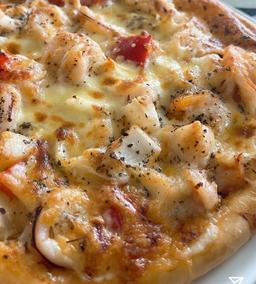 Hoàng Thuỳ Linh “giữ dáng” bằng pizza ngập topping, H'Hen Niê pha cafe sữa