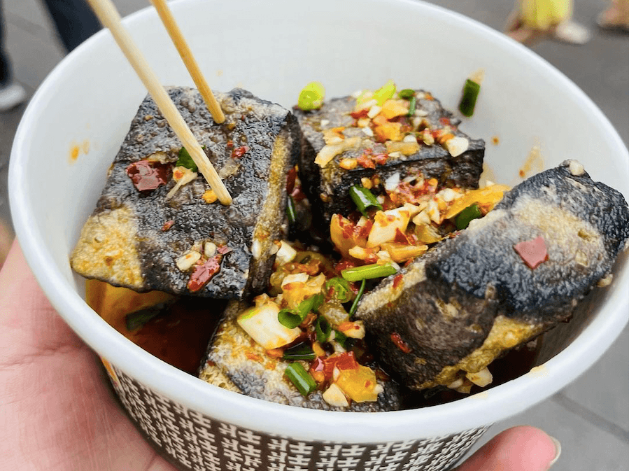 Đậu phụ thối, món ăn đường phố “nặng mùi” nhưng được ưa chuộng ở Trung Quốc