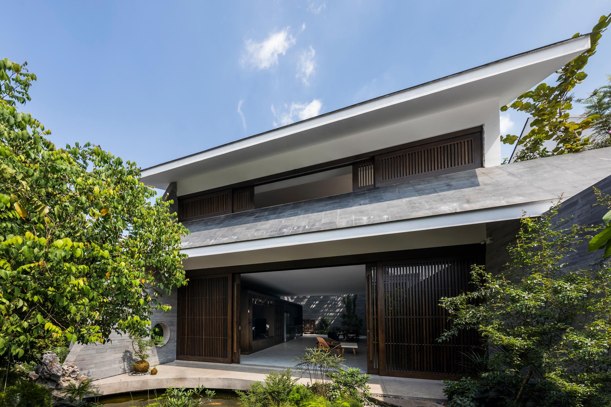 Huy House: Ngôi nhà tối giản, phảng phất nét hoài cổ với 4 thế hệ cùng chung sống tại Sài Gòn