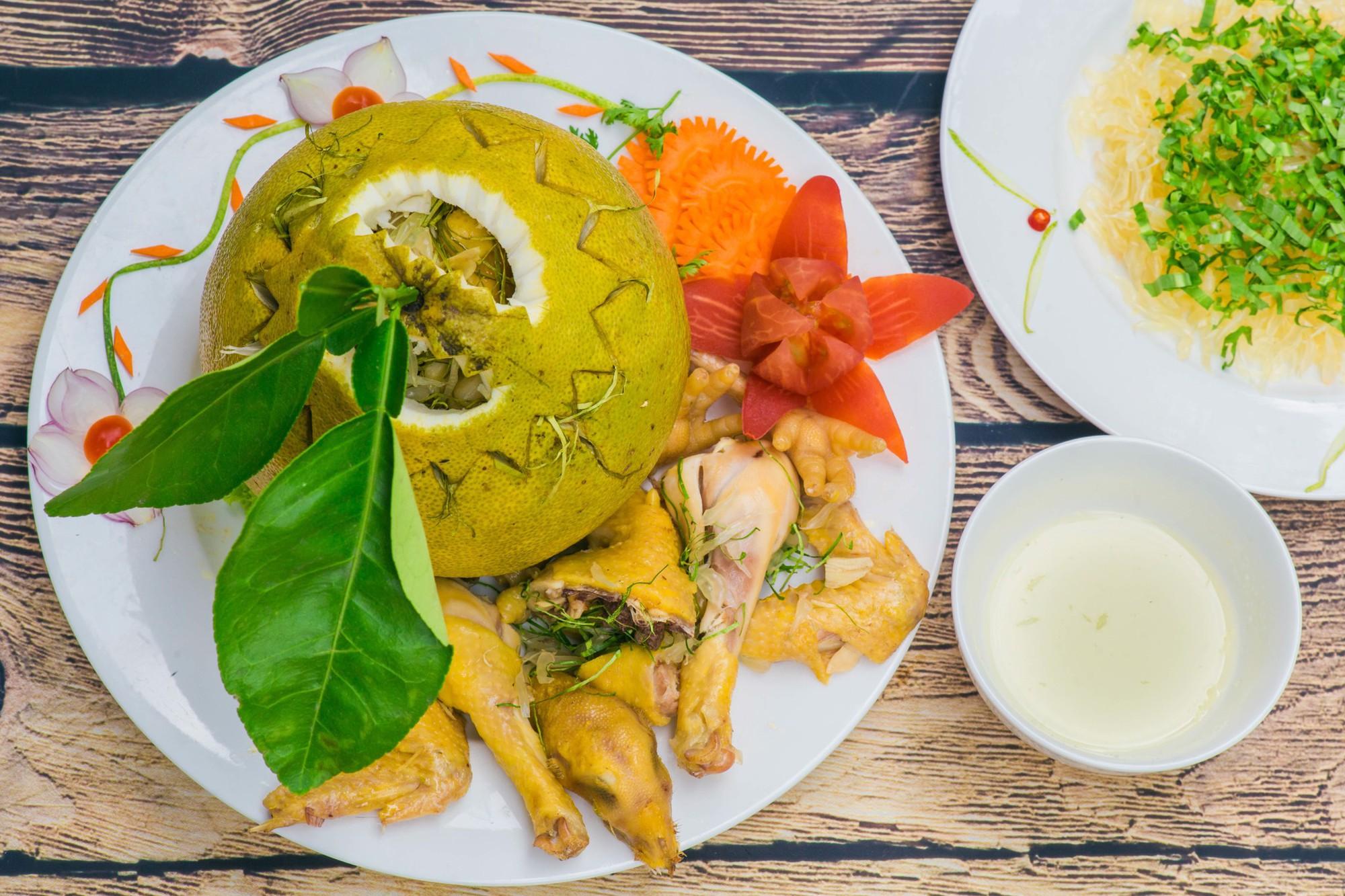 Về Đồng Nai nếm đặc sản gà hấp bưởi ngon phần vị, đẹp phần nhìn