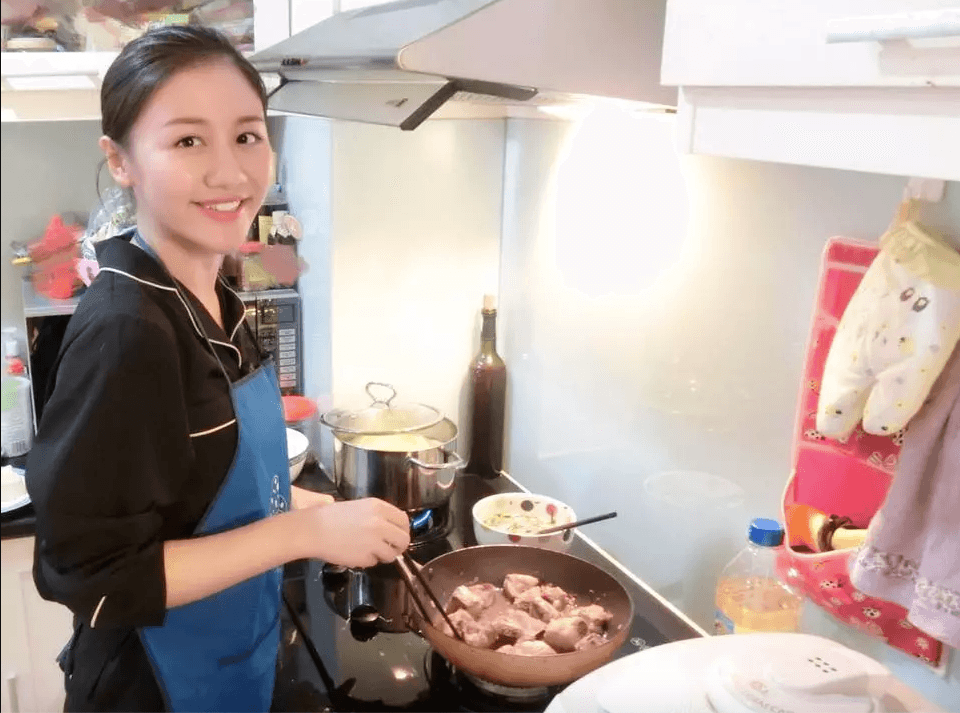 Quả là "bà trùm món nước" của Vbiz, Văn Mai Hương nấu luôn mì vằn thắn