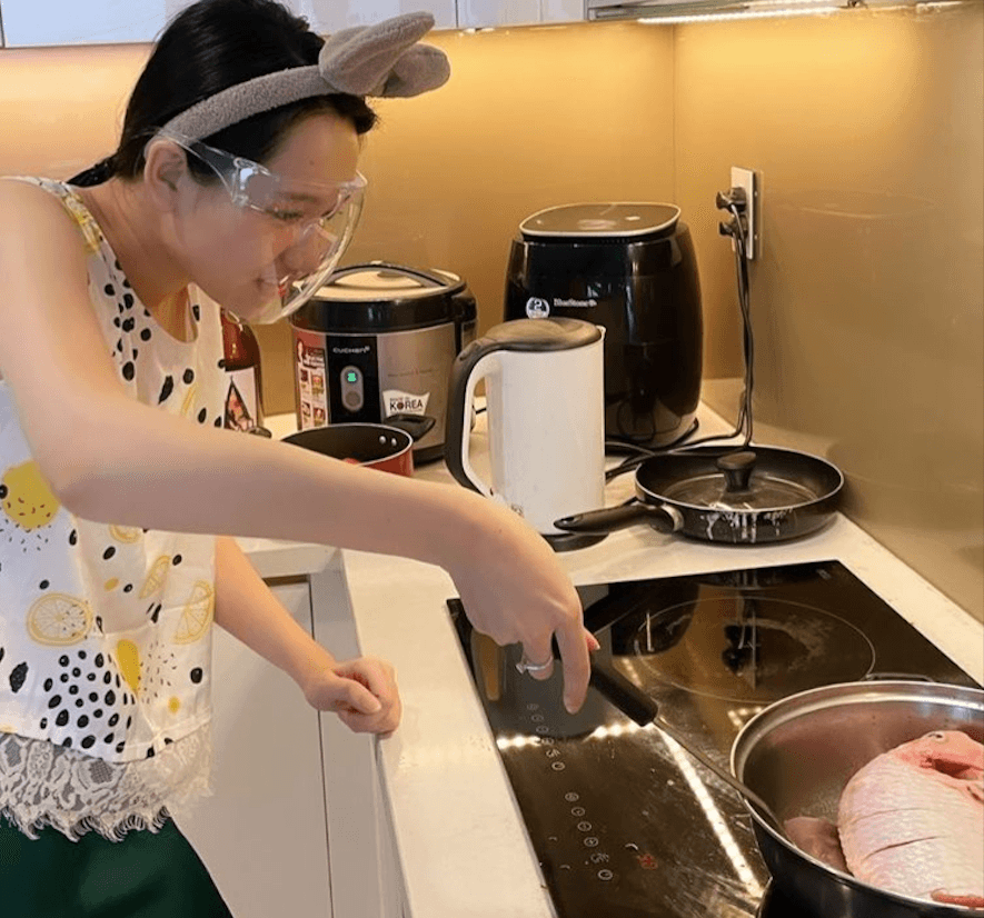 Trúc Anh "Mắt biếc" đeo mặt nạ chiên cá, Hà Hồ hoãn ăn healthy vì món ngon