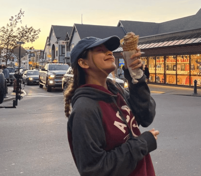 Một ở Mỹ, một ở Hà Nội, Chi Pu và Quỳnh Anh Shyn vẫn ăn cùng một món