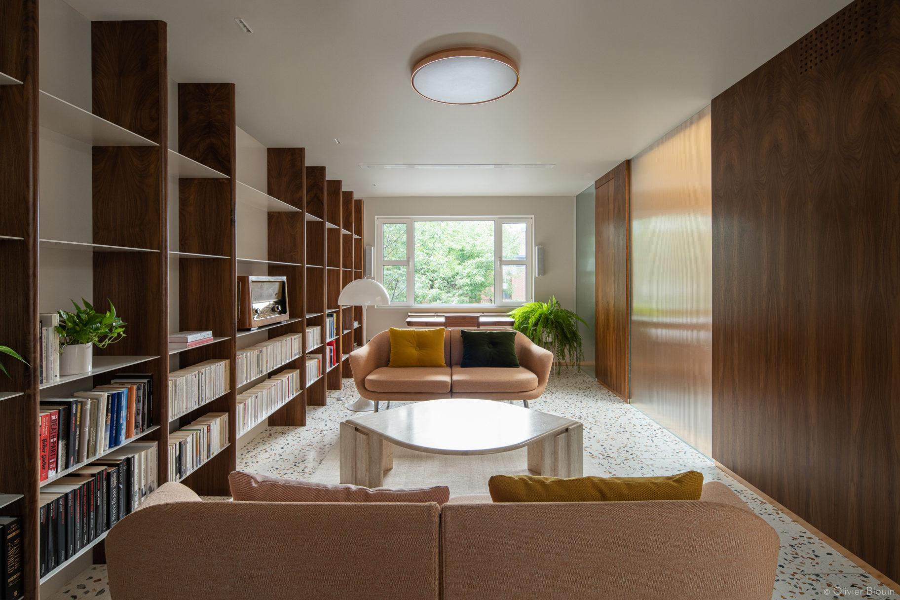 Ngôi nhà phố hiện đại với điểm nhấn từ gạch terrazzo và gỗ walnut