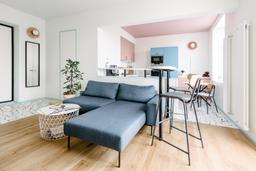 Căn hộ 57m² trẻ trung, sống động nhờ kết hợp 2 màu xanh lam và hồng phấn