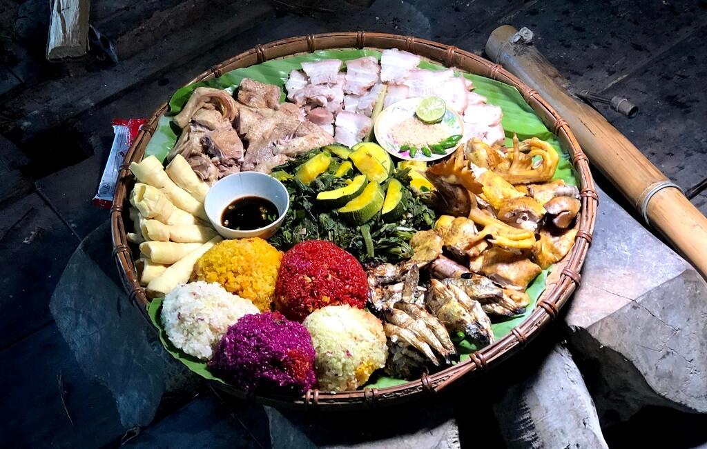 Cỗ lá, nét ẩm thực độc đáo của đồng bào Mường Tây Bắc