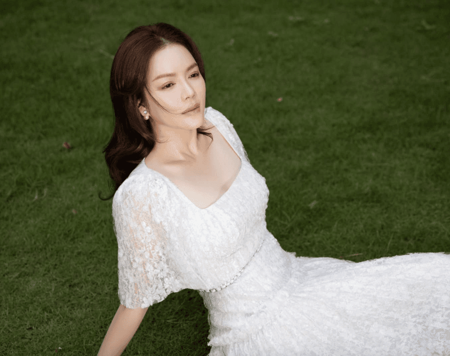 Hôm qua sao làm gì (18/11): Lý Nhã Kỳ khẳng định không "ế", Phương Nga quyến rũ bất ngờ