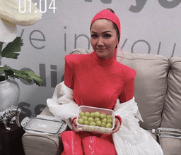 Tiểu Vy mang 1 vali bánh tráng cho Đỗ Mỹ Linh, H’Hen Niê nhận "tiếp tế" từ Lệ Hằng