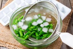 5 mẹo nấu ăn cực hiệu quả từ đá lạnh