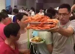 Ăn hơn 3kg tôm, uống 30 chai sữa đậu, nam thượng đế bị nhà hàng cấm cửa vĩnh viễn
