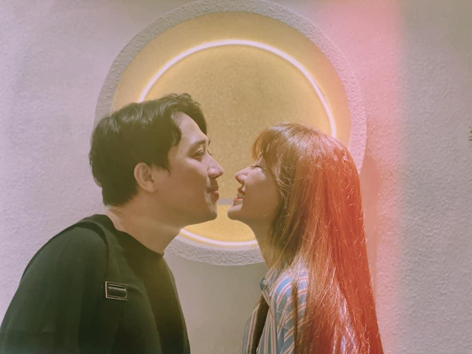 Trấn Thành nhắc Hari Won uống "nước ép tình yêu" nhưng bị vợ lầy lội bóc mẽ