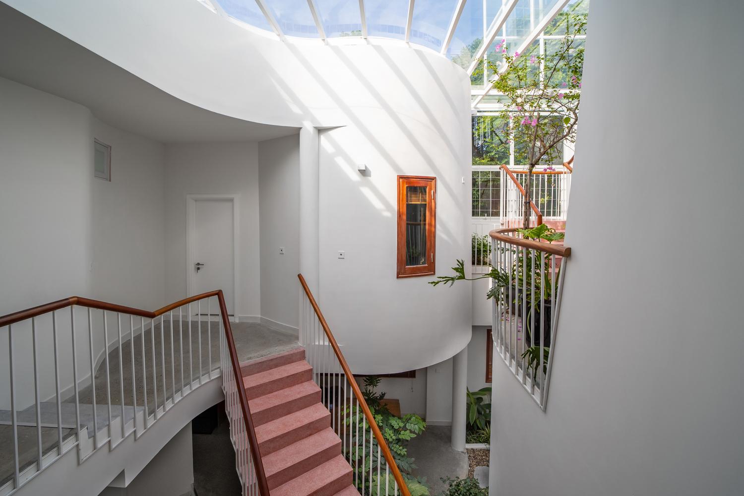 Hana House: Ngôi nhà với nhiều khối cong uyển chuyển của NTK thời trang ở Phủ Lý, Hà Nam