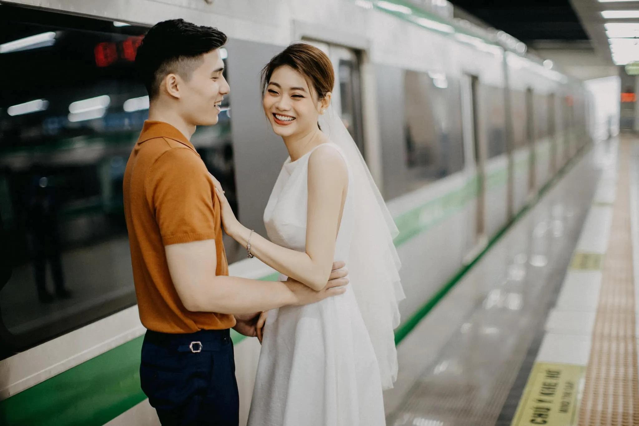 Bộ ảnh cưới đẹp như phim truyện của cặp đôi tiếp viên hàng không tại đường sắt Cát Linh - Hà Đông