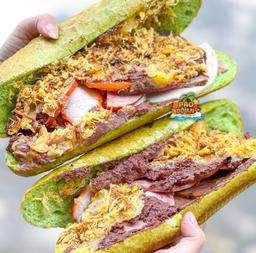 Bánh mì Huynh Hoa trình làng "bánh mì trà xanh", giá cao hơn bản gốc