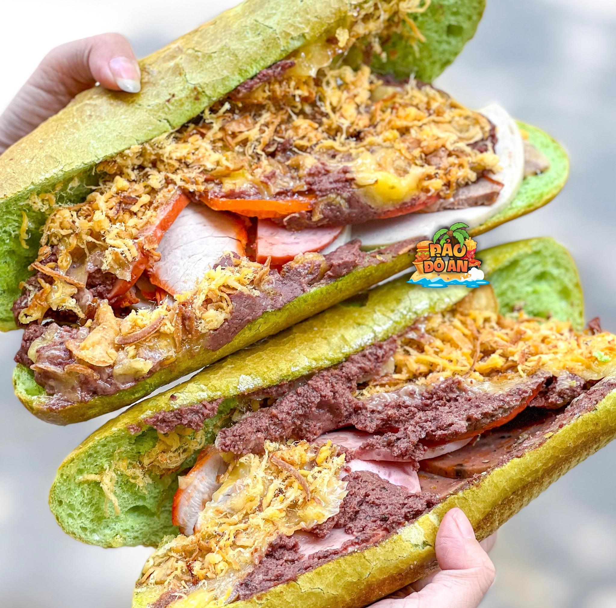 Bánh mì Huynh Hoa trình làng "bánh mì trà xanh", giá cao hơn bản gốc