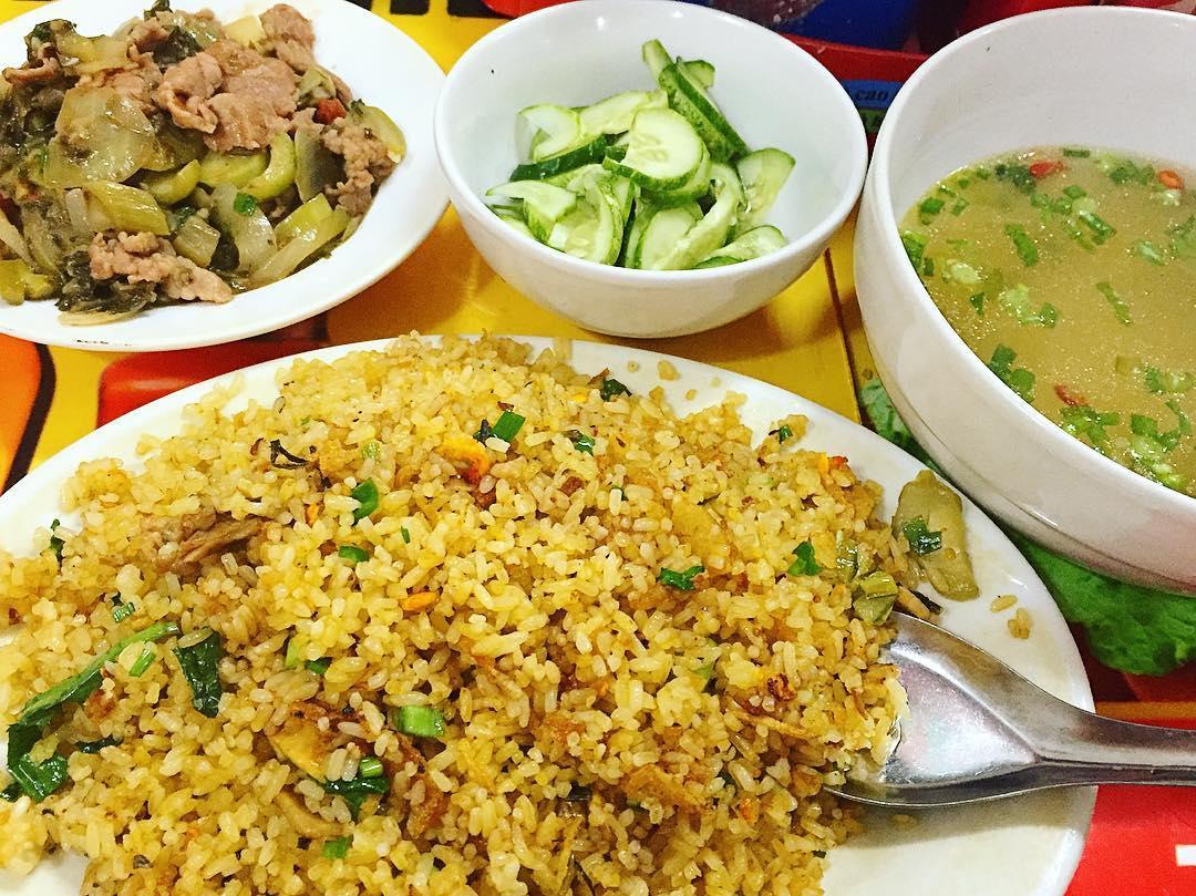 Tại sao mua cơm rang lại được tặng kèm nước phở?