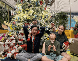 Giáng Sinh tại nhà sao: Cường Đô La sắm cây thông khổng lồ, Hà Hồ có Lisa - Leon phụ "trang trí"