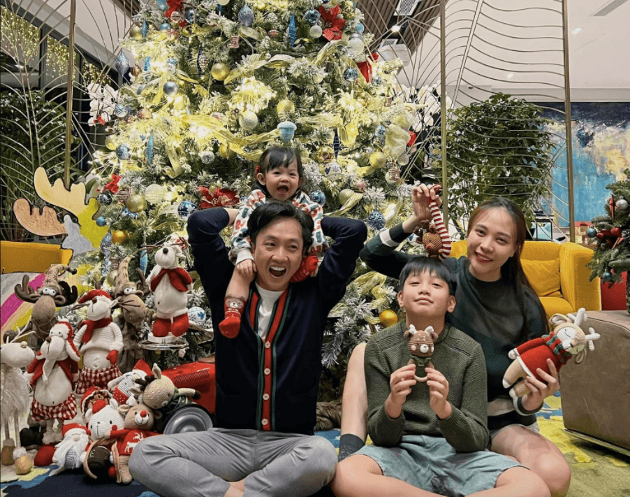 Giáng Sinh tại nhà sao: Cường Đô La sắm cây thông khổng lồ, Hà Hồ có Lisa - Leon phụ "trang trí"