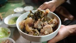 Thịt trâu nấu lá lồm - món ăn dân dã mà ngon của mảnh đất Hòa Bình