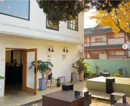 Ngôi nhà của Choi Woong trong “Our Beloved Summer”: Là quán cà phê cây xanh tuyệt đẹp